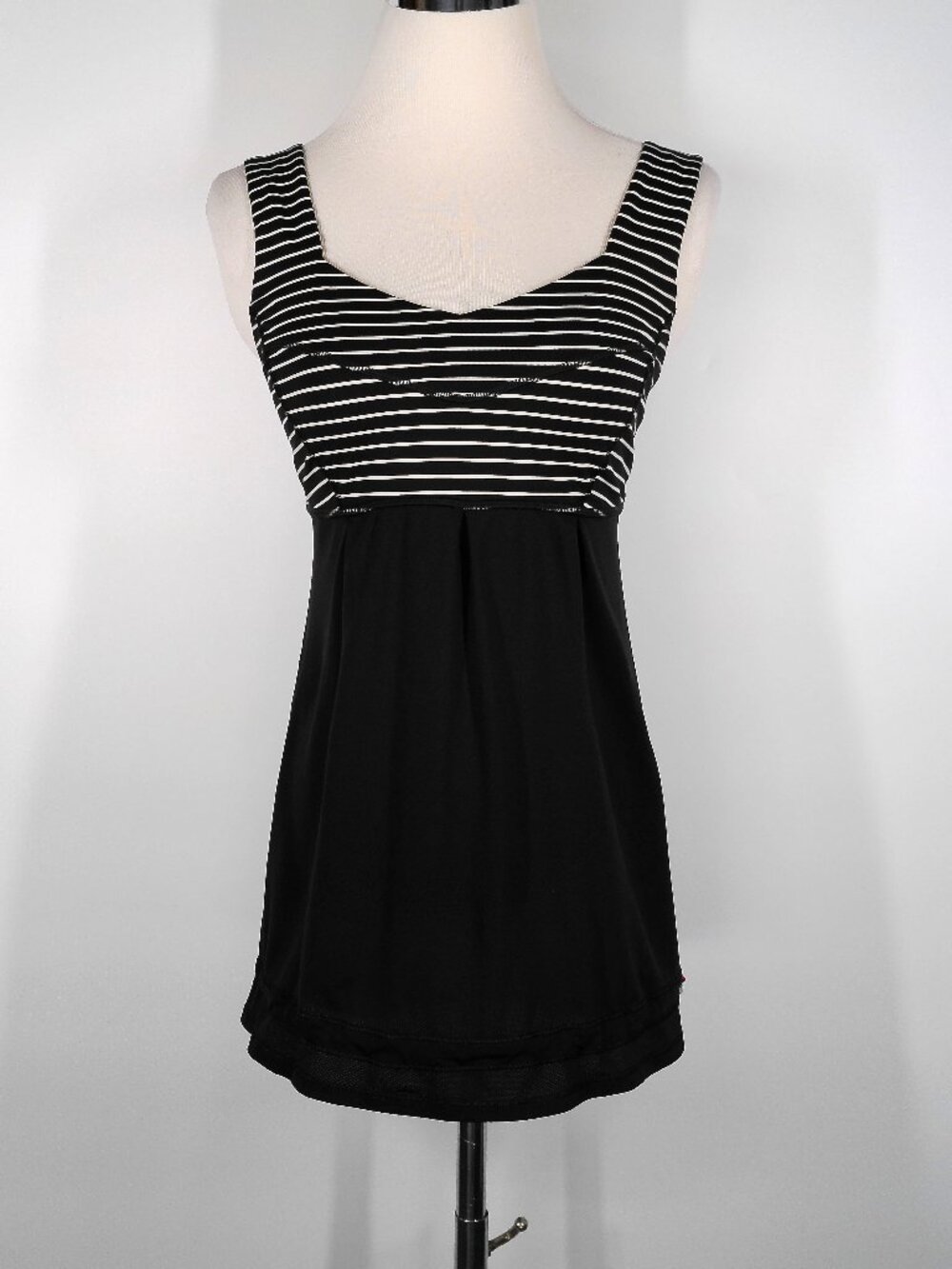 Lululemon Tame me tank Size 6 Black & White Strips